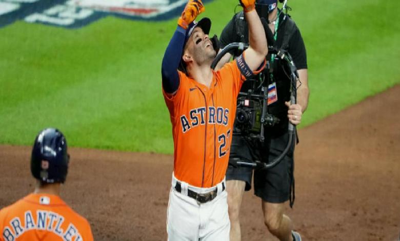 Astros Dink and Dunk Their Way to a Win, Tying Series