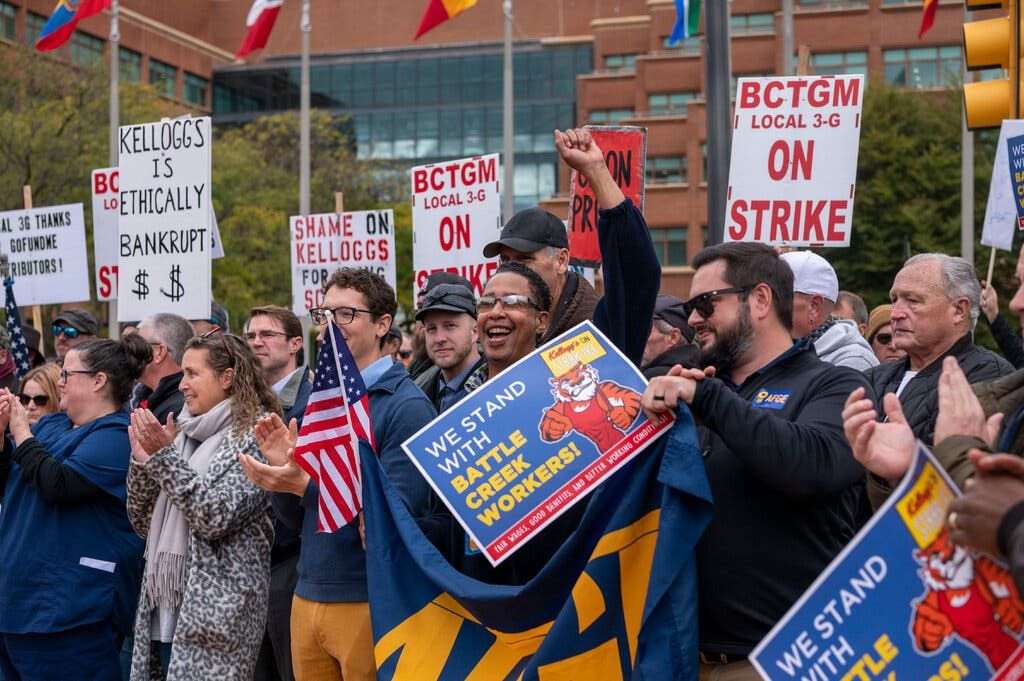 Kellogg workers ratify a revised contract after being on strike since October (1)