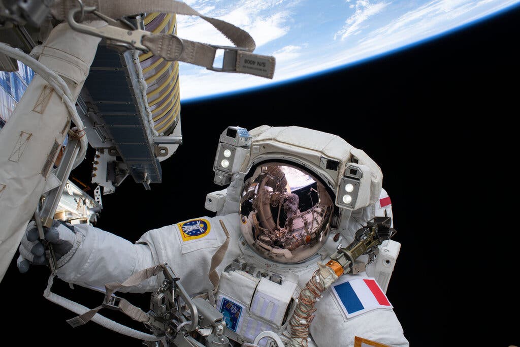 NASA Delays Spacewalk, Citing Space Debris Threat to Astronauts