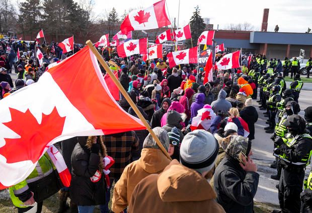 Canada police arrive to remove protesters at US border