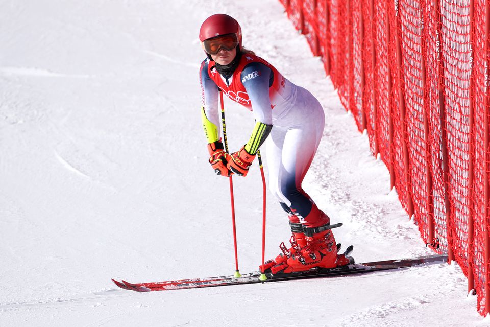 Mikaela Shiffrin falls in the giant slalom and is disqualified from the event.