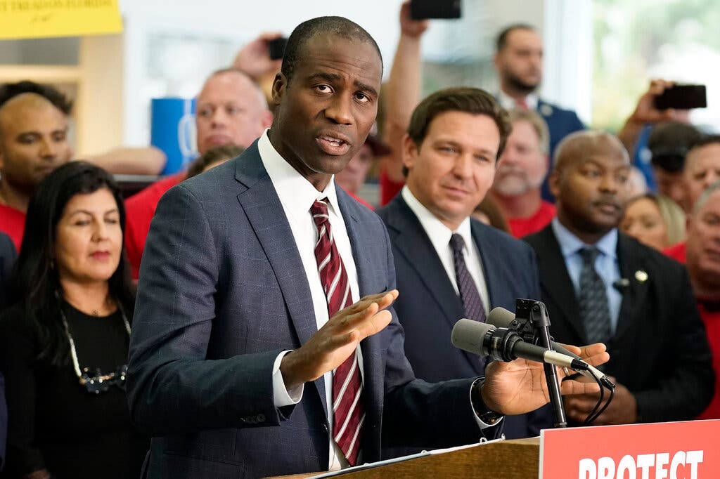 The Doctor Giving DeSantis’s Pandemic Policies a Seal of Approval