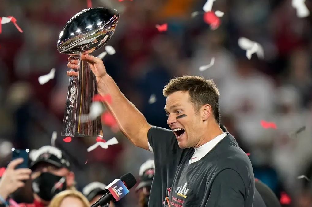 Tom Brady Says He Will Return to the N.F.L. and the Buccaneers