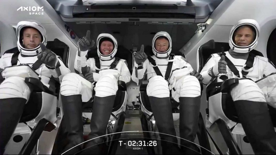 SpaceX launches 3 visitors to space station for $55m each (1)