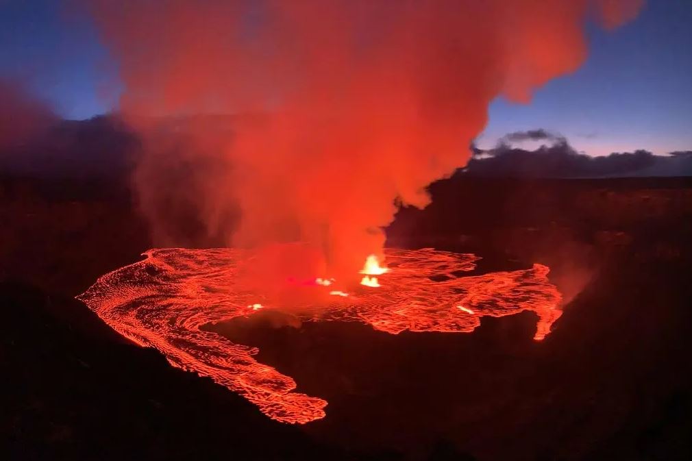 Kilauea Erupts in Hawaii With ‘Incandescent’ Glow