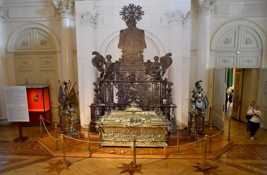 Putin gifts historic treasures to church amid Ukraine campaign